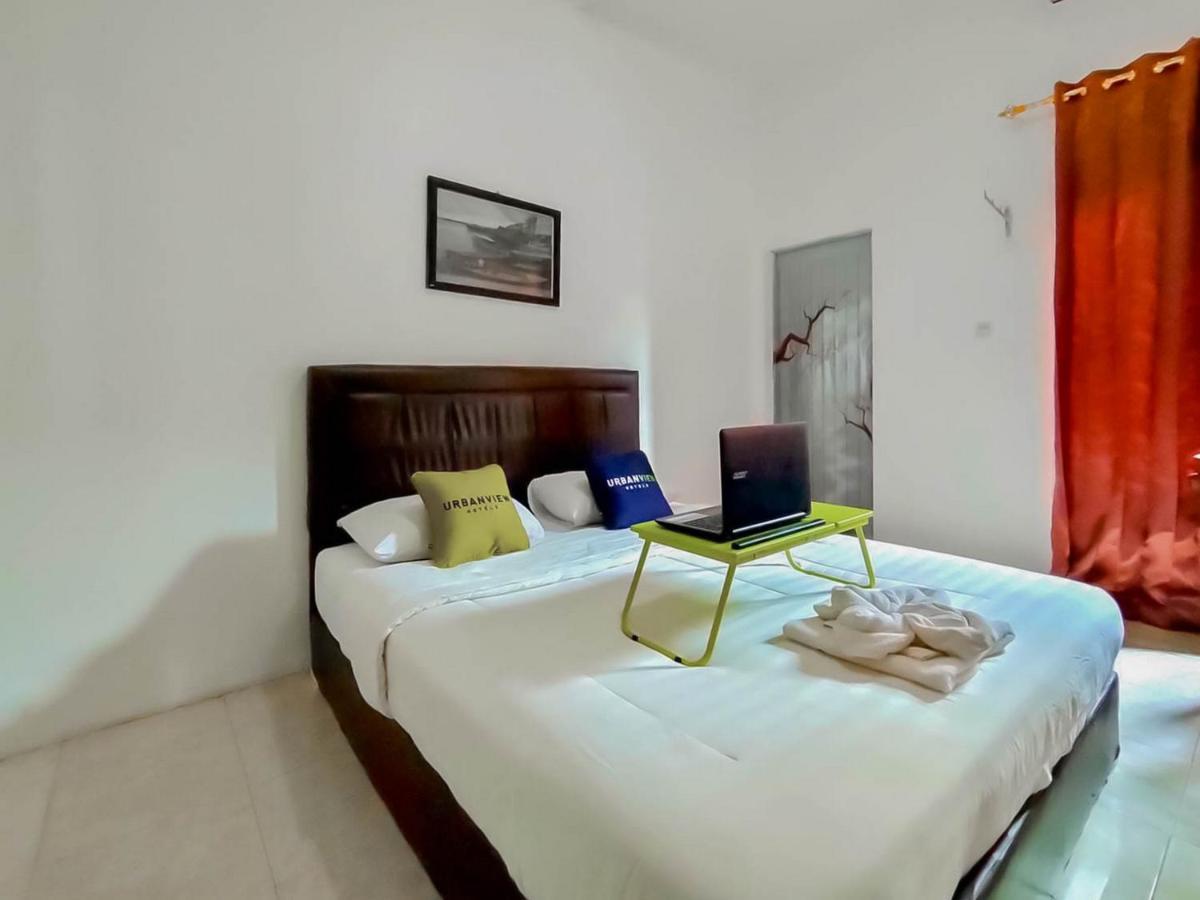 Urbanview Hotel Bagoes Sintang By Reddoorz Ngoại thất bức ảnh