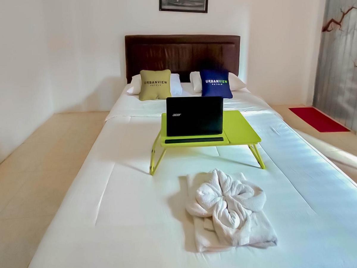 Urbanview Hotel Bagoes Sintang By Reddoorz Ngoại thất bức ảnh