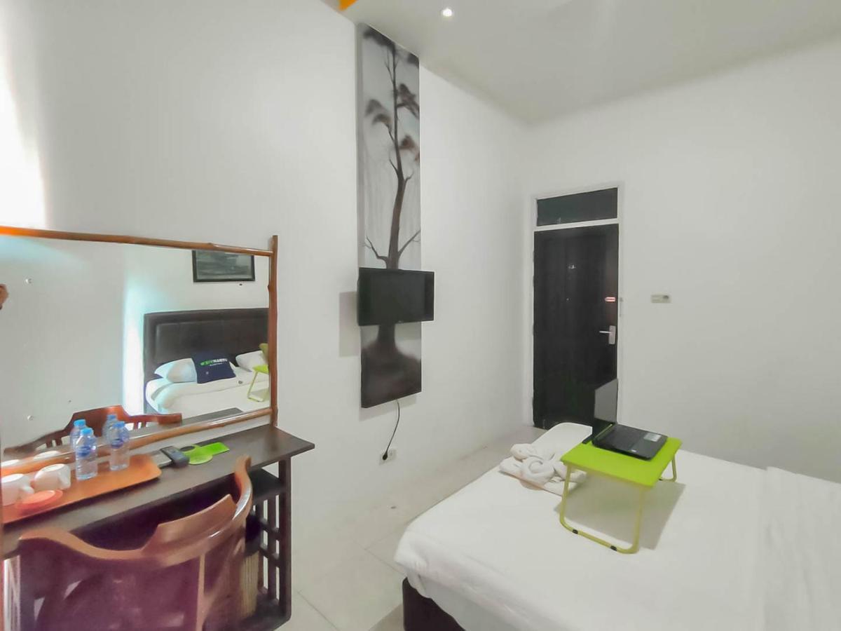 Urbanview Hotel Bagoes Sintang By Reddoorz Ngoại thất bức ảnh