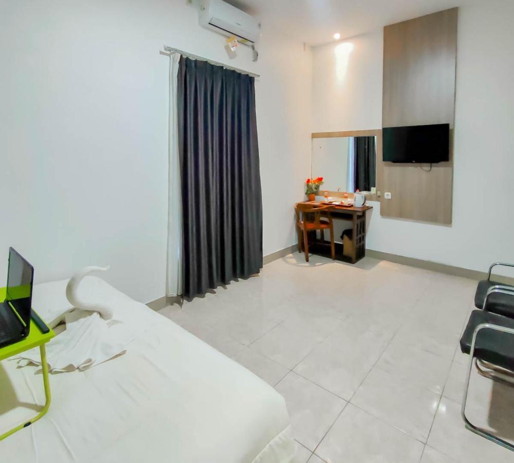 Urbanview Hotel Bagoes Sintang By Reddoorz Ngoại thất bức ảnh