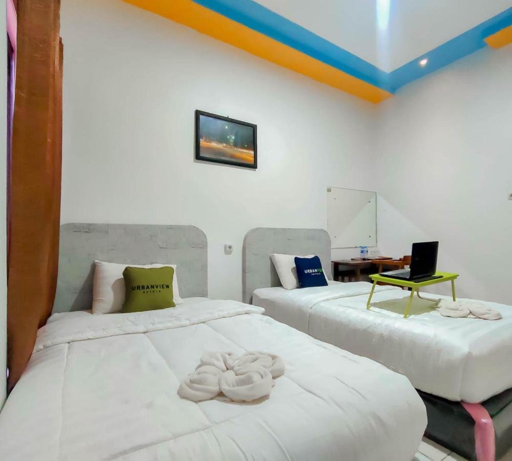 Urbanview Hotel Bagoes Sintang By Reddoorz Ngoại thất bức ảnh