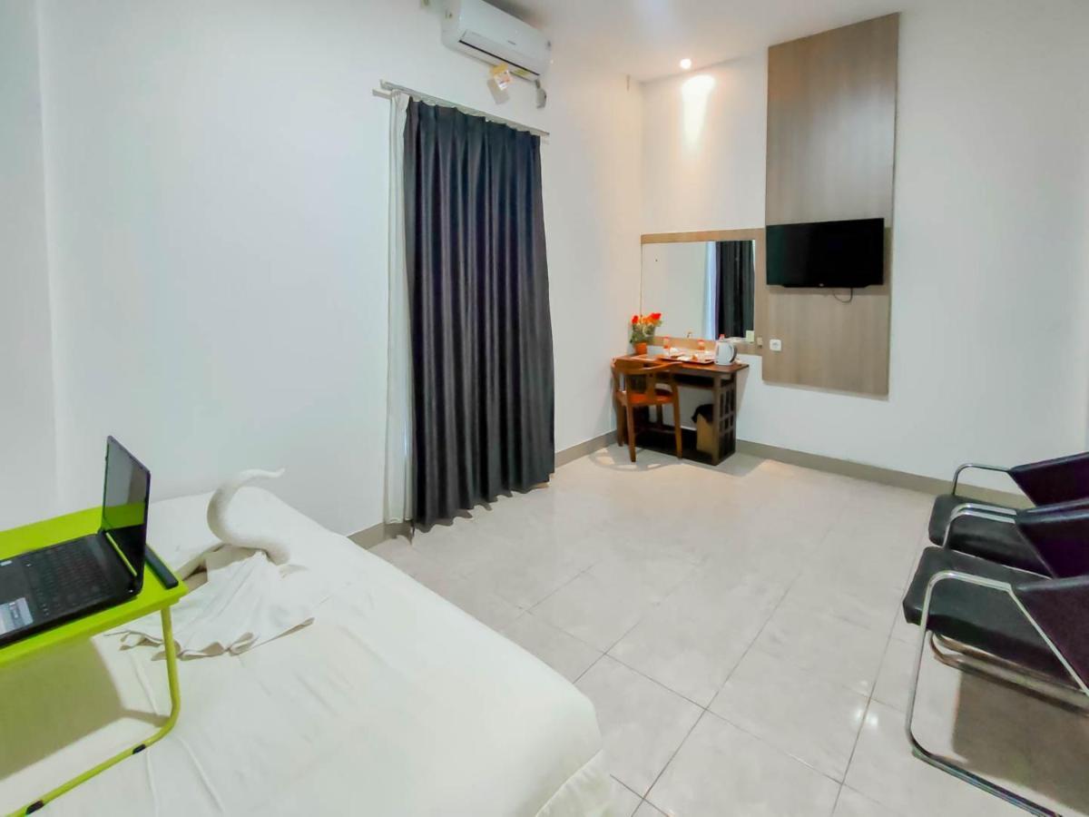 Urbanview Hotel Bagoes Sintang By Reddoorz Ngoại thất bức ảnh