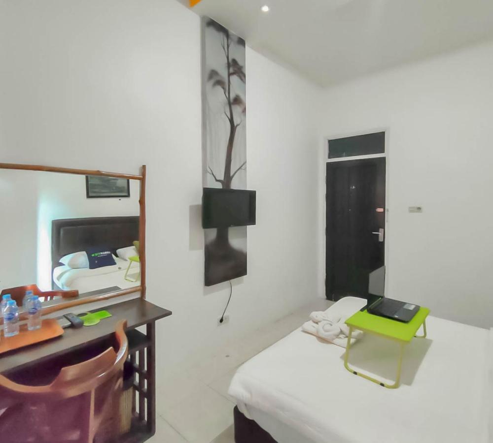 Urbanview Hotel Bagoes Sintang By Reddoorz Ngoại thất bức ảnh